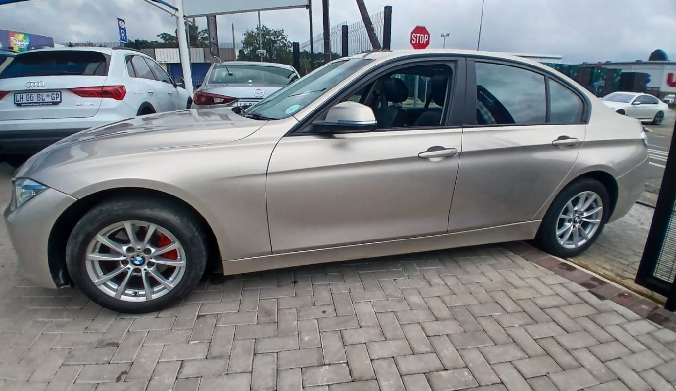 2013 BMW 320i  Automatic