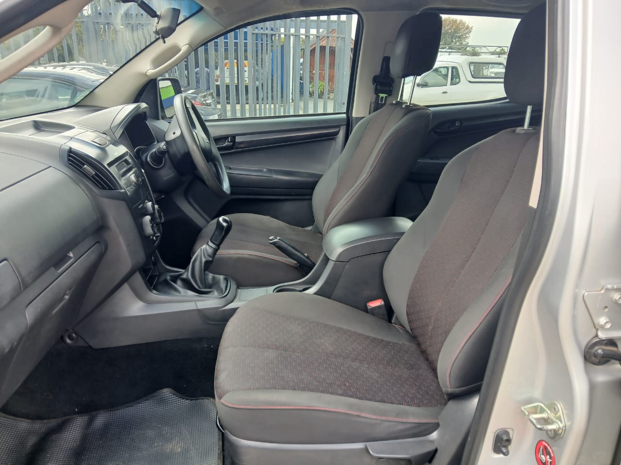 
								2016 Isuzu KB250 D-TEQ D-MAX Double Cab 4×2 Manual – Diesel | full									