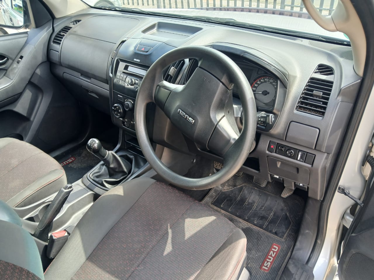 
								2016 Isuzu KB250 D-TEQ D-MAX Double Cab 4×2 Manual – Diesel | full									