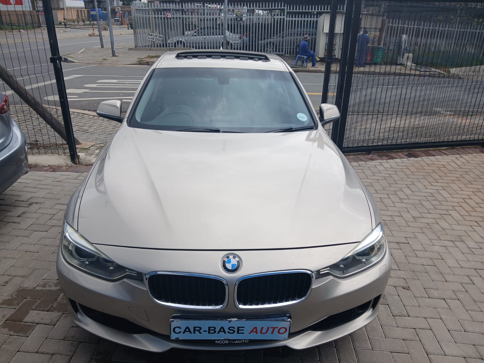 
								2013 BMW 320i  Automatic full									