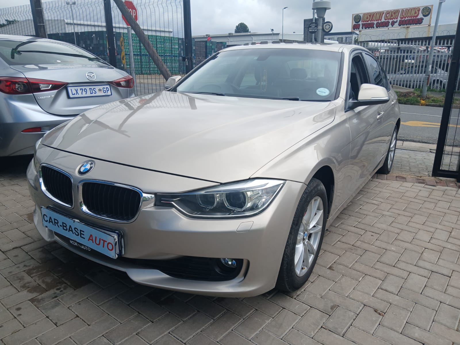 
								2013 BMW 320i  Automatic full									