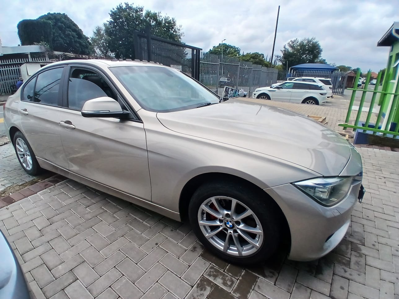 
								2013 BMW 320i  Automatic full									