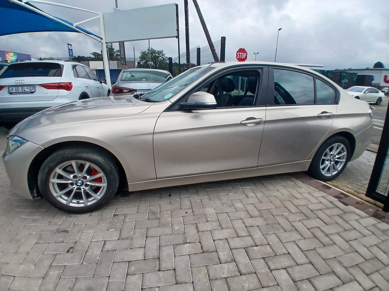 
								2013 BMW 320i  Automatic full									
