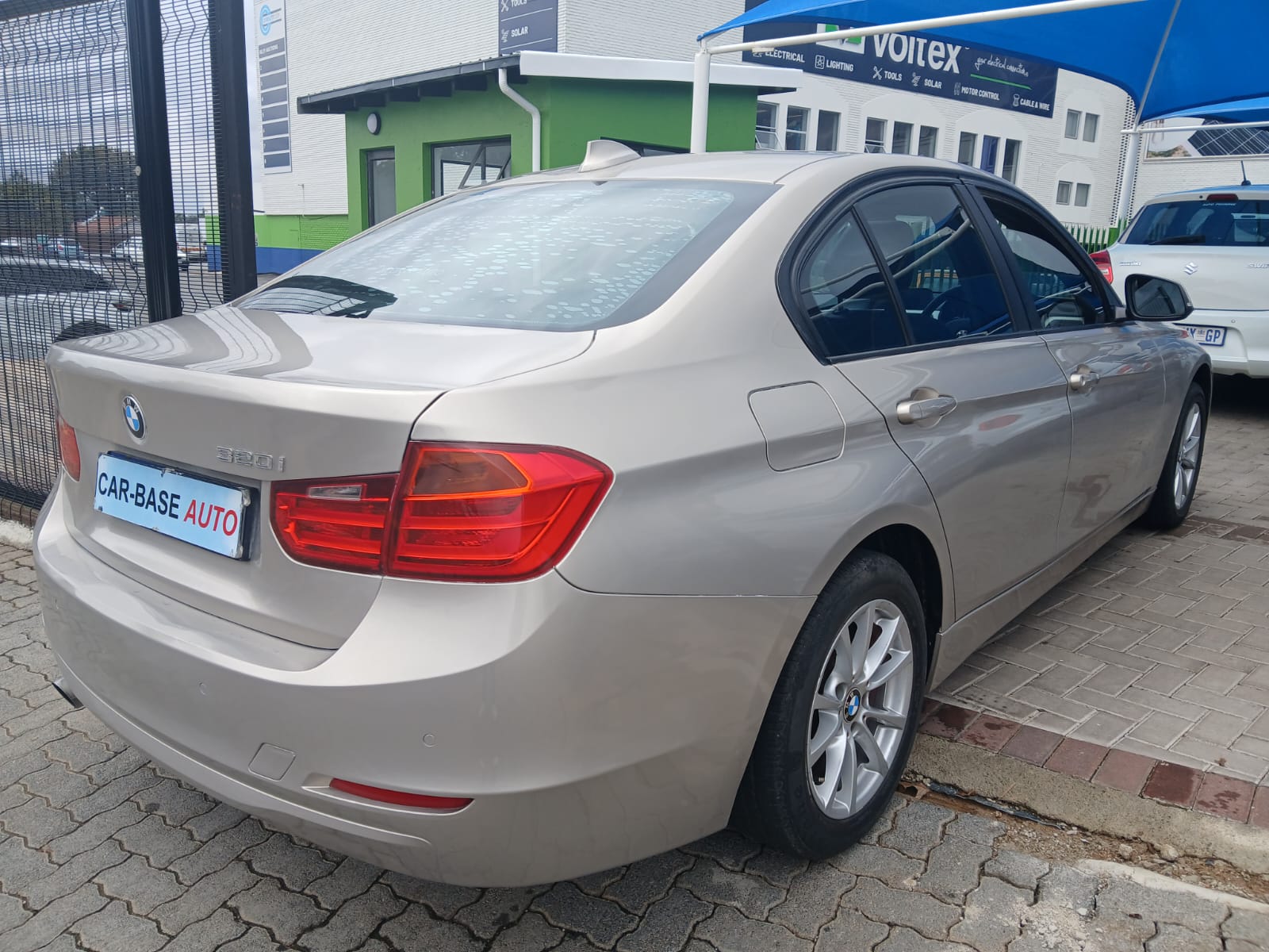 
								2013 BMW 320i  Automatic full									