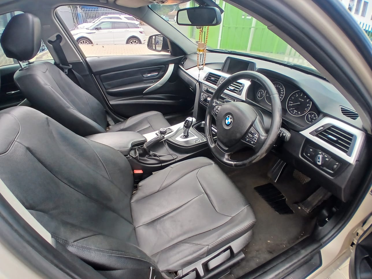 
								2013 BMW 320i  Automatic full									