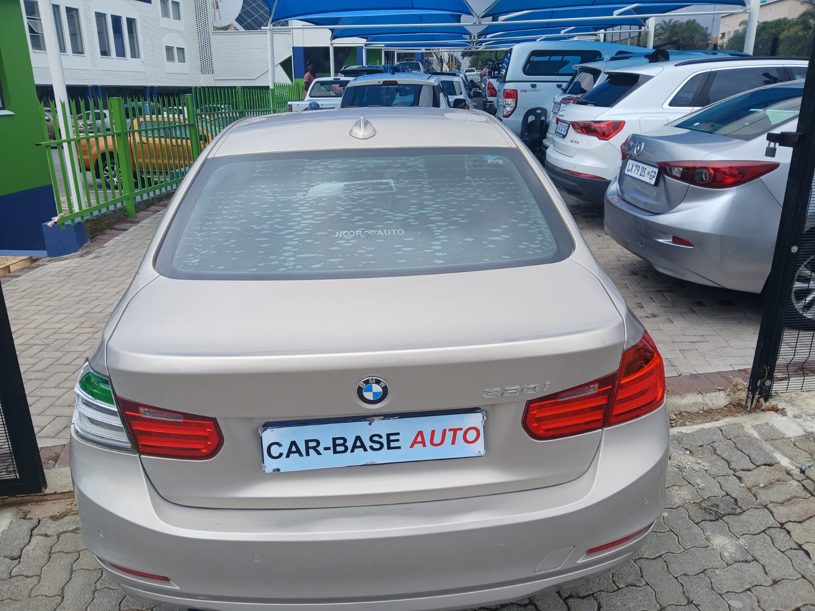 
								2013 BMW 320i  Automatic full									