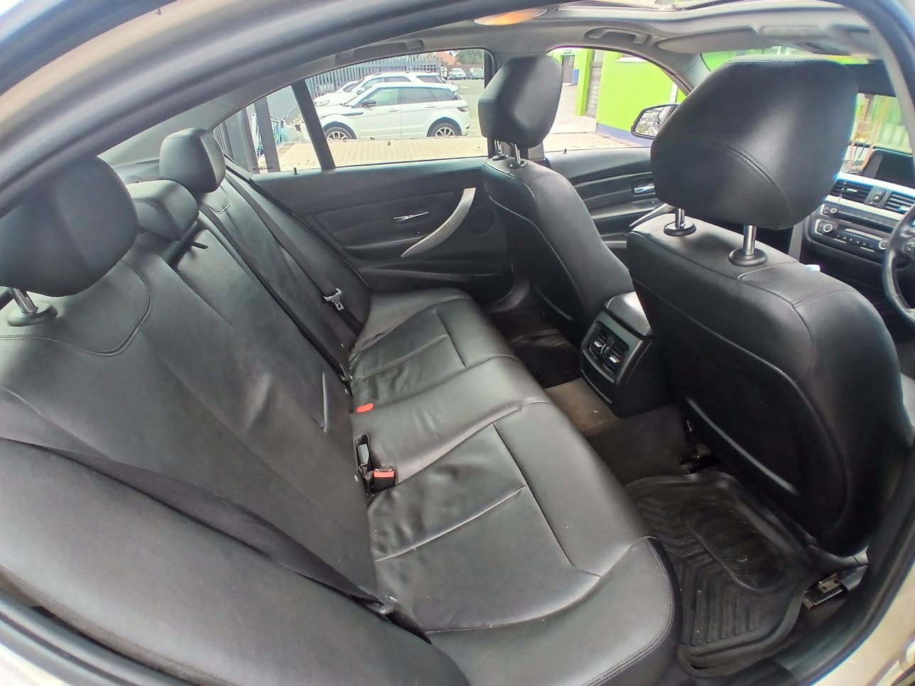 
								2013 BMW 320i  Automatic full									