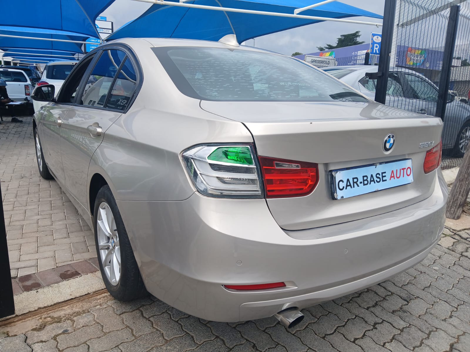 
								2013 BMW 320i  Automatic full									