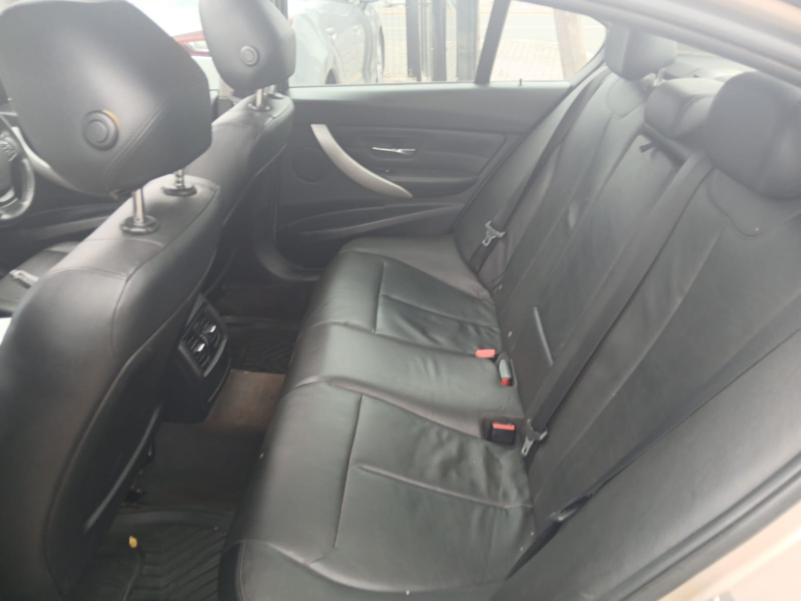 
								2013 BMW 320i  Automatic full									