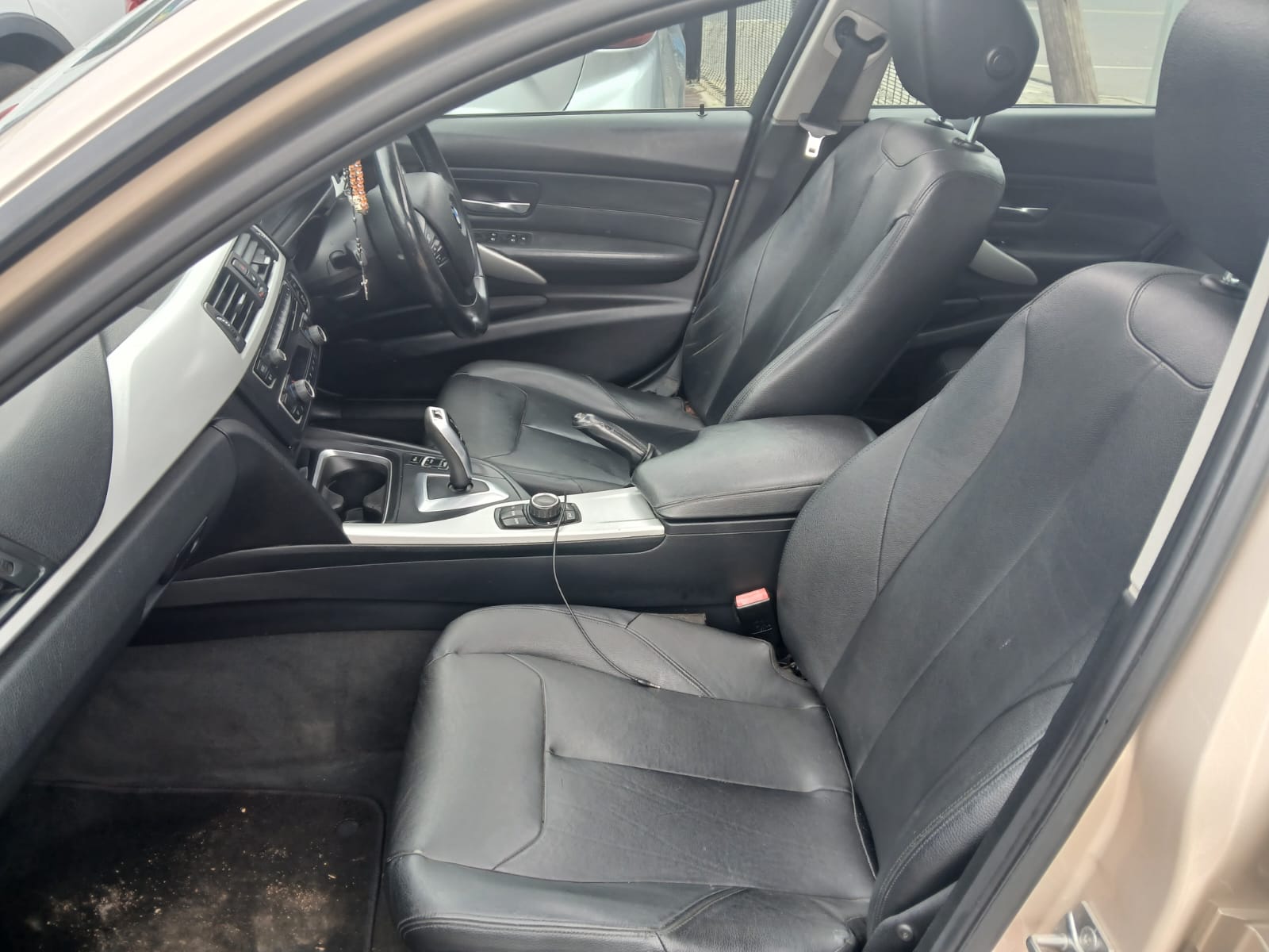 
								2013 BMW 320i  Automatic full									