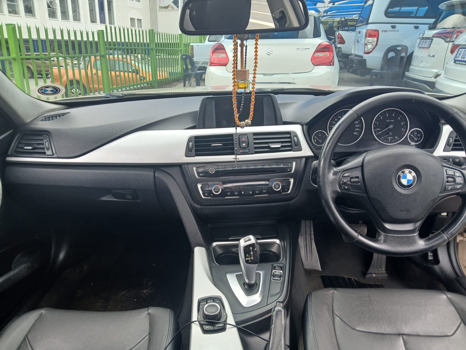 
								2013 BMW 320i  Automatic full									