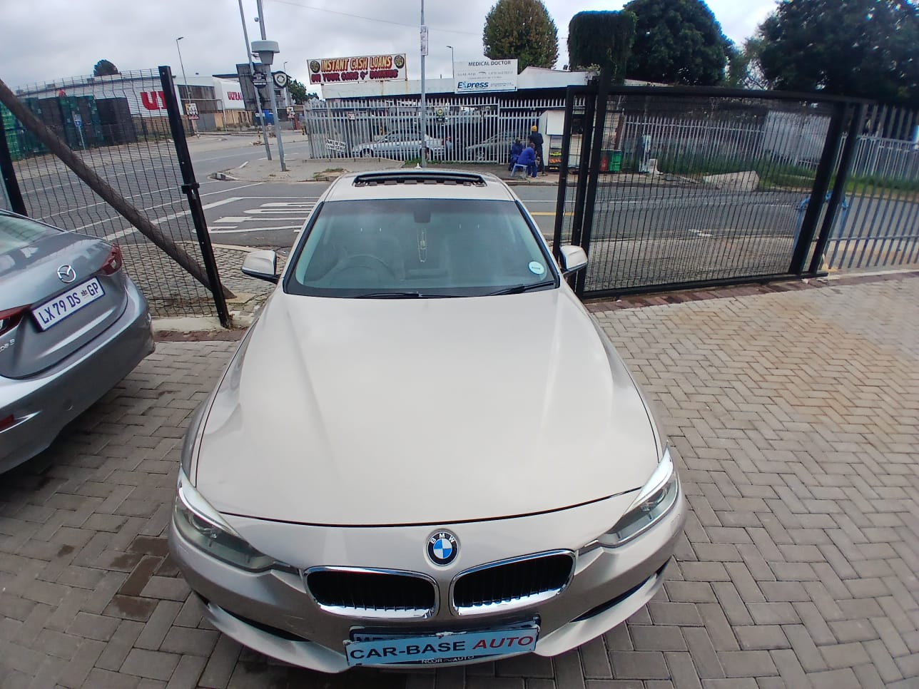 
								2013 BMW 320i  Automatic full									