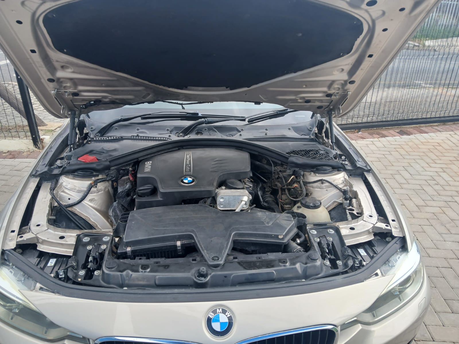 
								2013 BMW 320i  Automatic full									