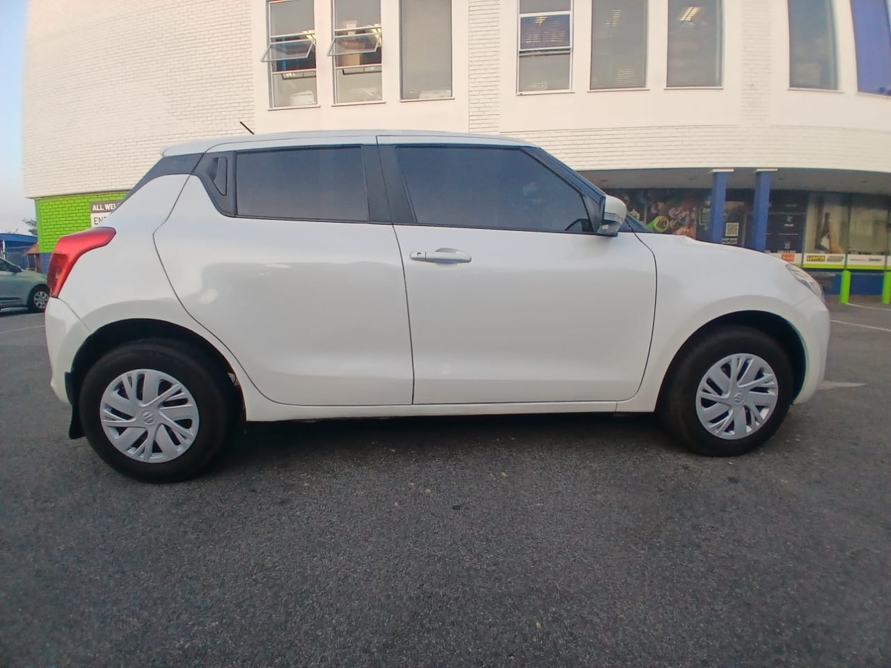 
								2024 Suzuki Swift 1.2 GL – Manual | Petrol | full									