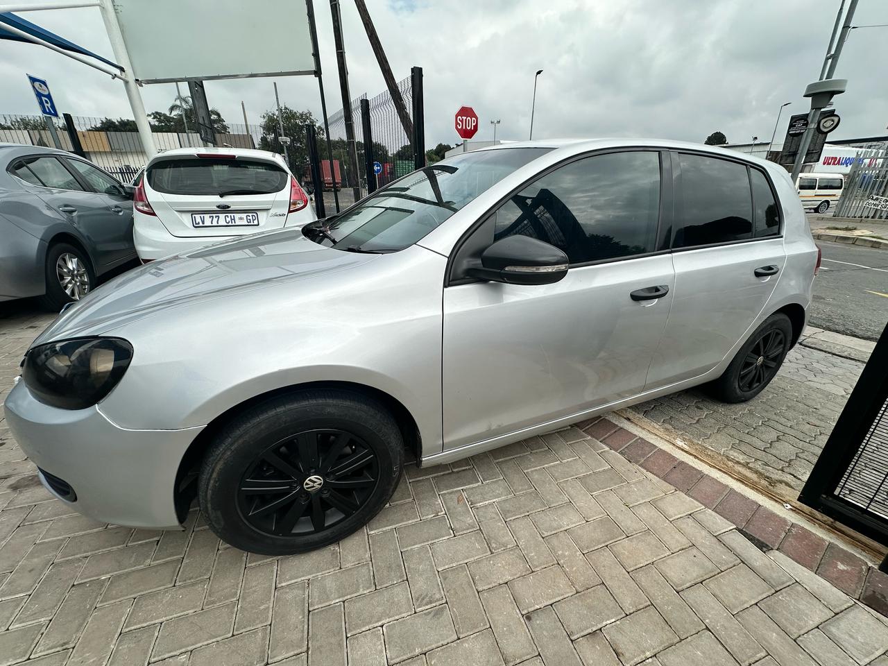 
								2012 Golf 6 1.6 l Manual full									