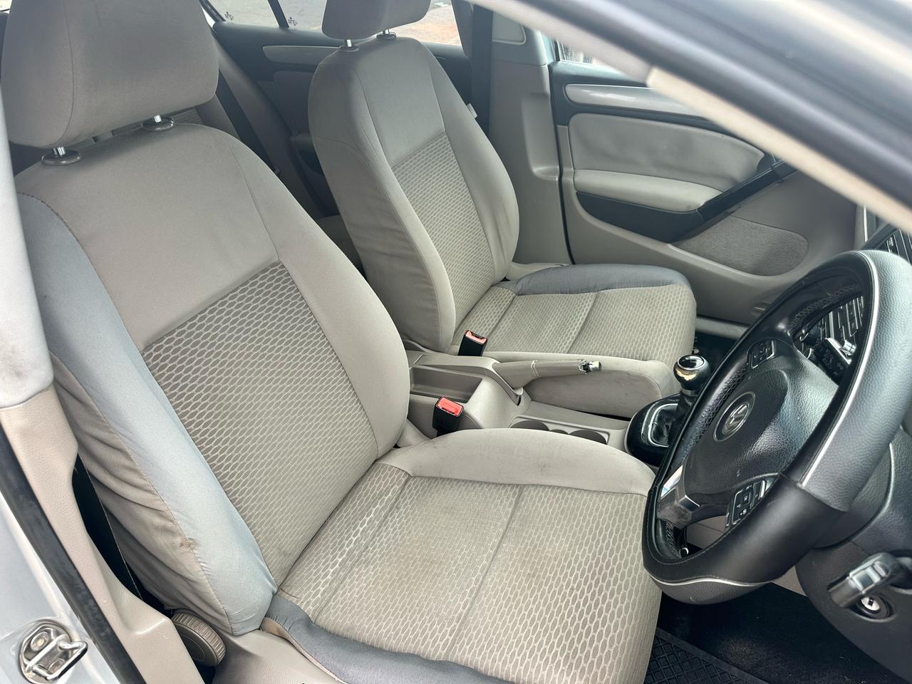 
								2012 Golf 6 1.6 l Manual full									