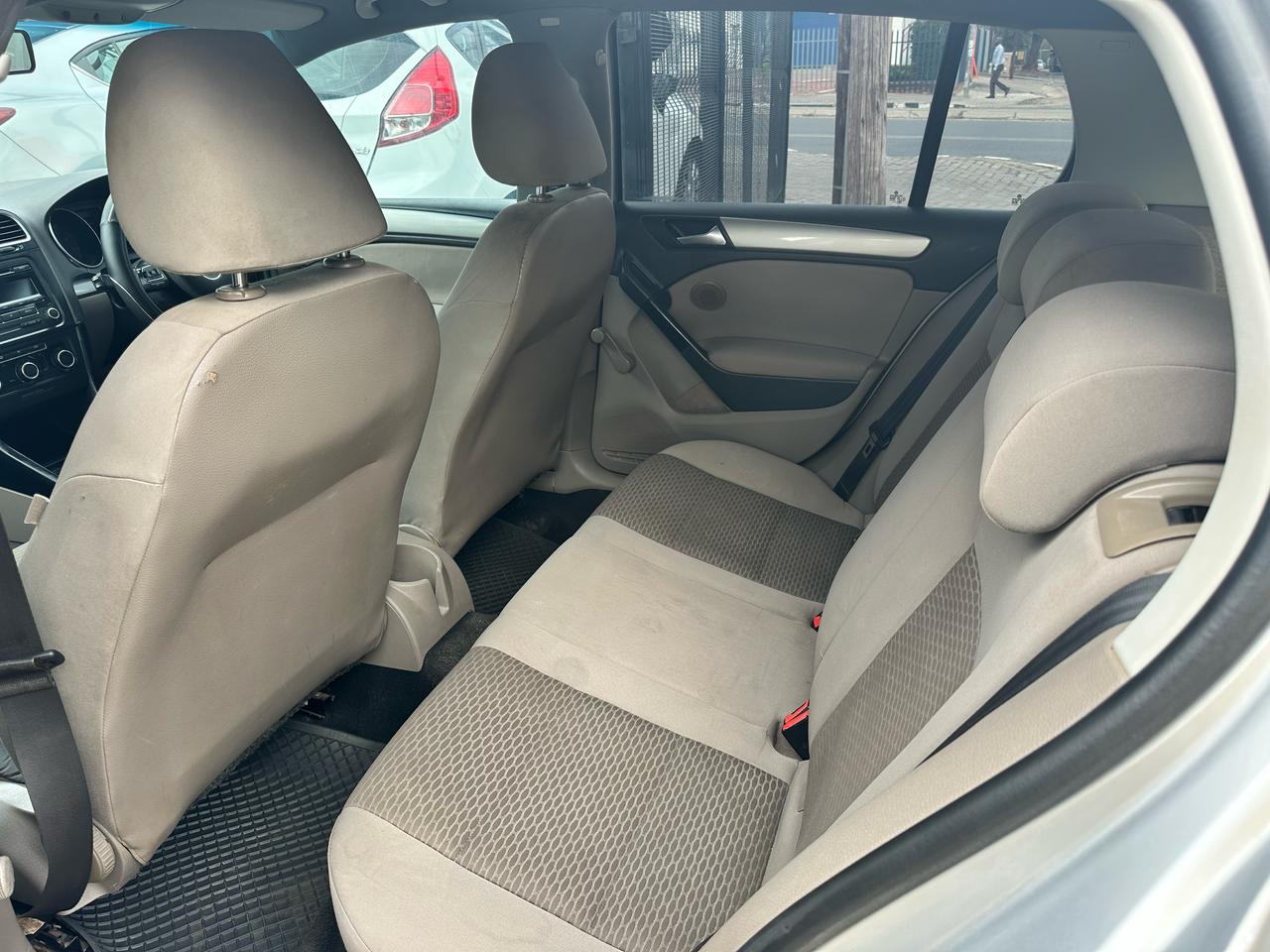 
								2012 Golf 6 1.6 l Manual full									