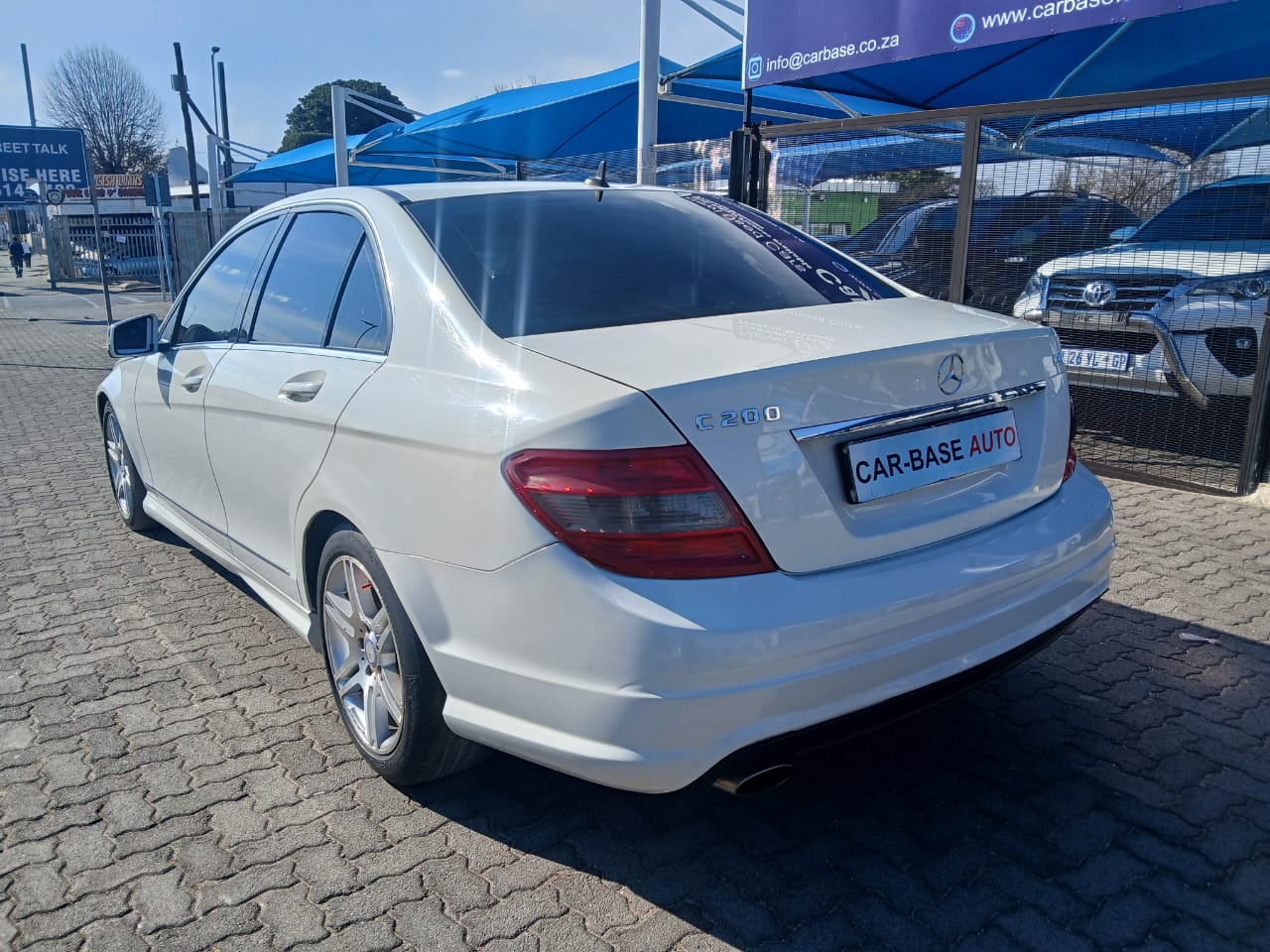 
								2011 Mercedes-Benz C200 CGI BlueEFFICIENCY Automatic | Sunroof | Petrol full									
