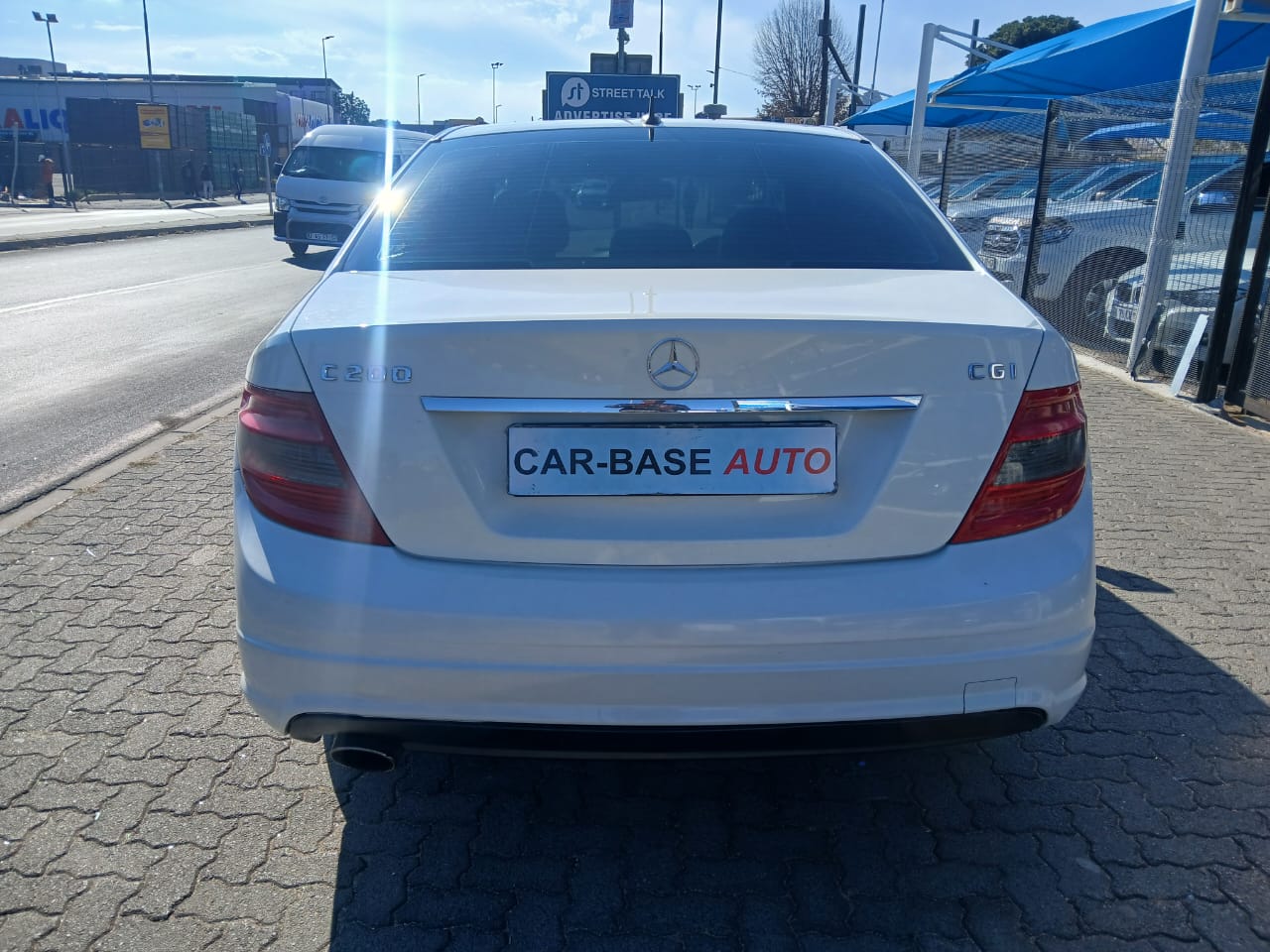 
								2011 Mercedes-Benz C200 CGI BlueEFFICIENCY Automatic | Sunroof | Petrol full									