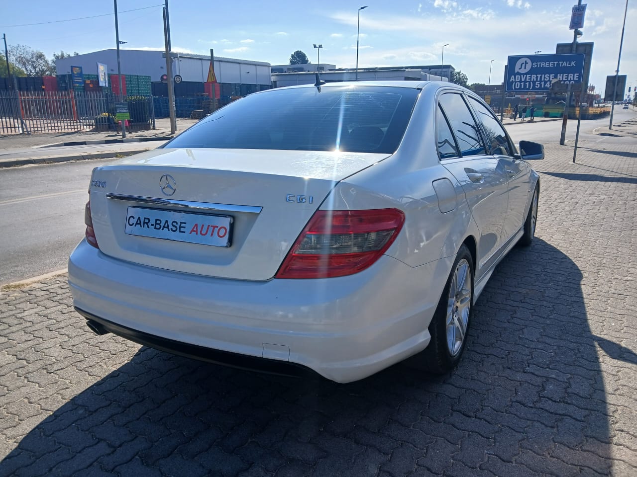 
								2011 Mercedes-Benz C200 CGI BlueEFFICIENCY Automatic | Sunroof | Petrol full									