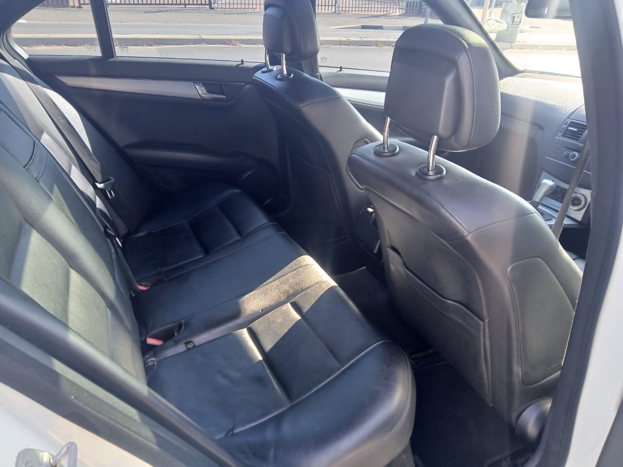 
								2011 Mercedes-Benz C200 CGI BlueEFFICIENCY Automatic | Sunroof | Petrol full									