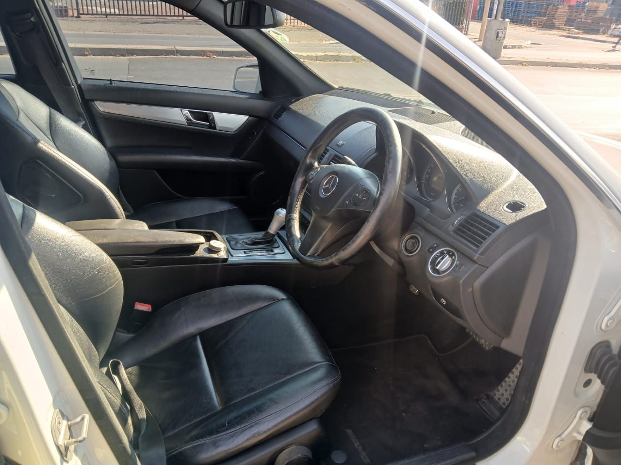 
								2011 Mercedes-Benz C200 CGI BlueEFFICIENCY Automatic | Sunroof | Petrol full									