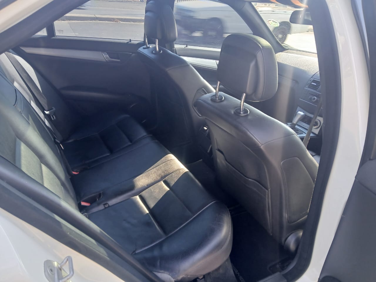 
								2011 Mercedes-Benz C200 CGI BlueEFFICIENCY Automatic | Sunroof | Petrol full									