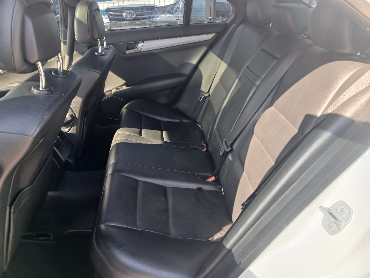 
								2011 Mercedes-Benz C200 CGI BlueEFFICIENCY Automatic | Sunroof | Petrol full									