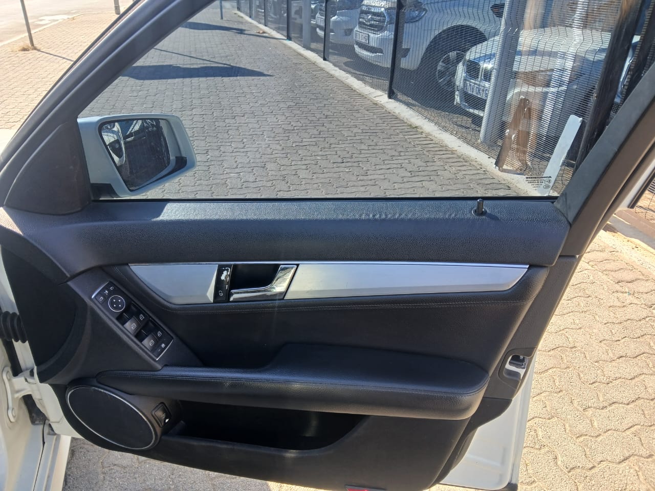 
								2011 Mercedes-Benz C200 CGI BlueEFFICIENCY Automatic | Sunroof | Petrol full									