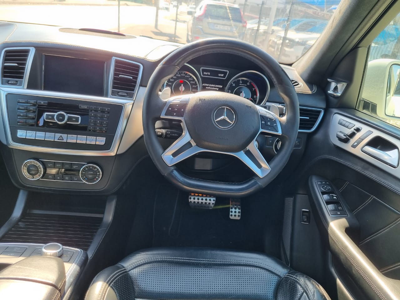 
								2013 Mercedes-Benz ML63 AMG V8 – High-Performance Luxury SUV full									