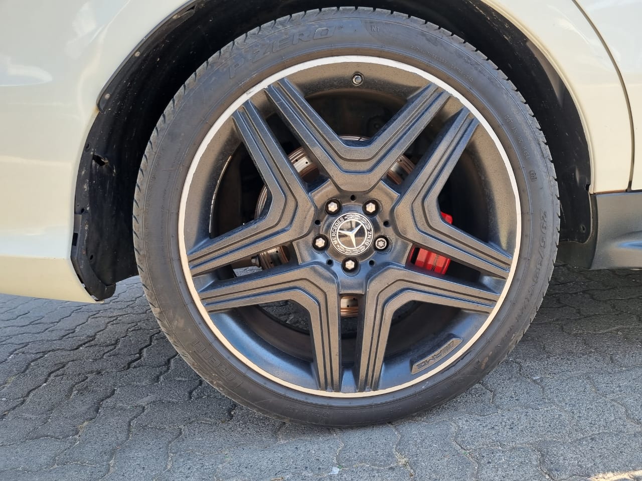 
								2013 Mercedes-Benz ML63 AMG V8 – High-Performance Luxury SUV full									