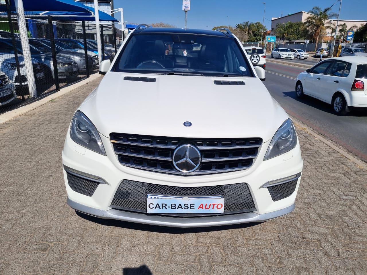 
								2013 Mercedes-Benz ML63 AMG V8 – High-Performance Luxury SUV full									