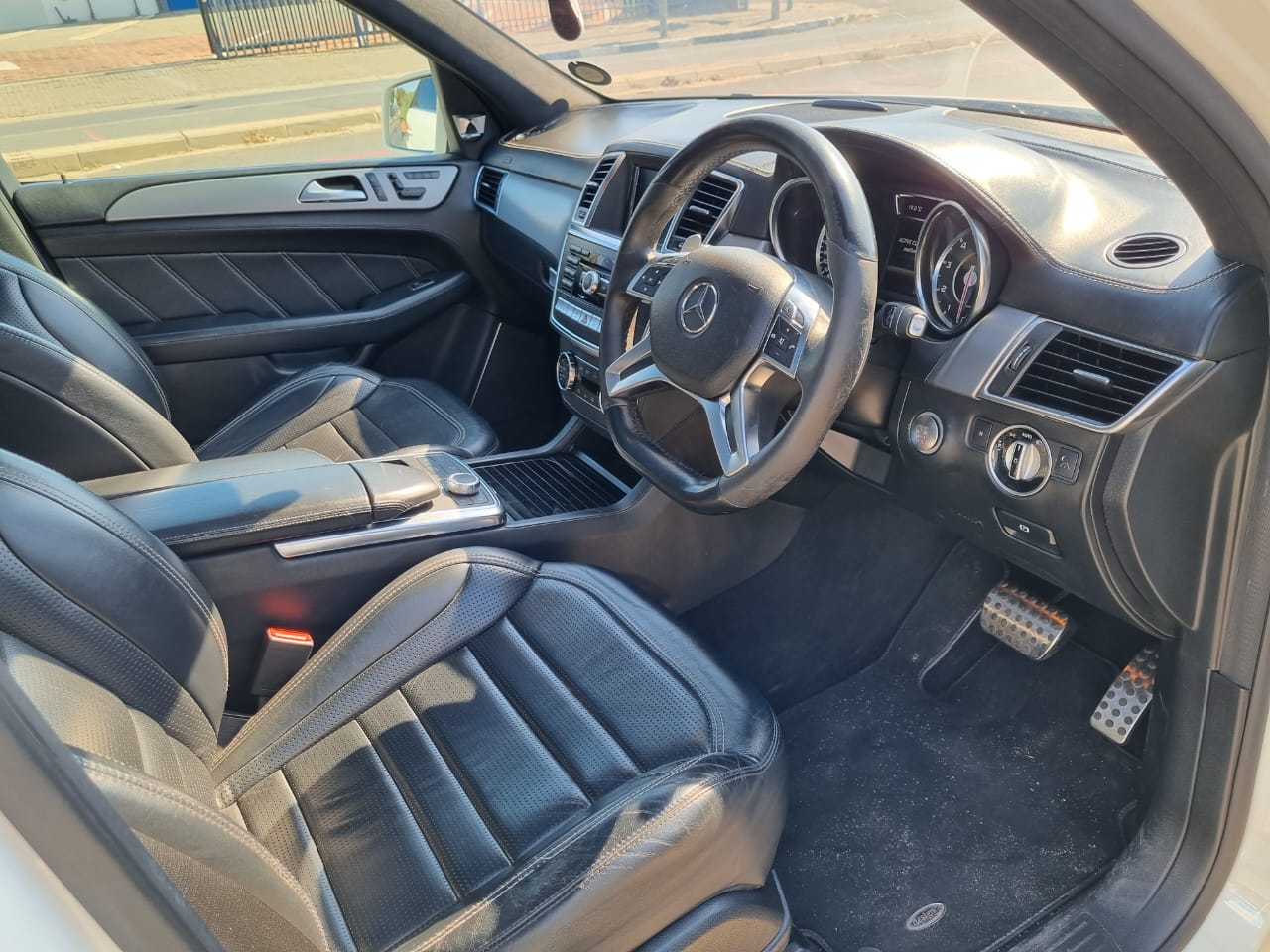 
								2013 Mercedes-Benz ML63 AMG V8 – High-Performance Luxury SUV full									