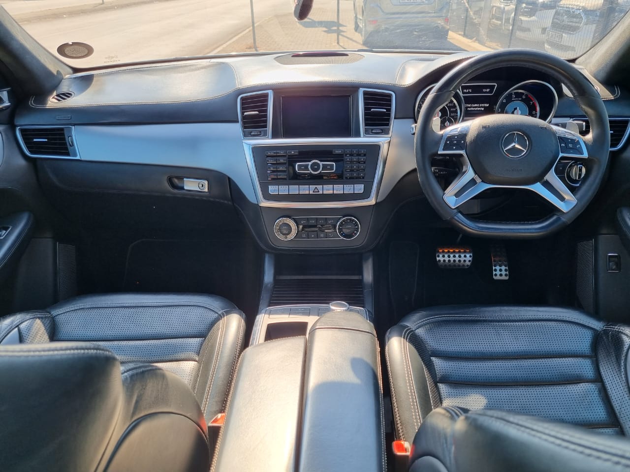 
								2013 Mercedes-Benz ML63 AMG V8 – High-Performance Luxury SUV full									