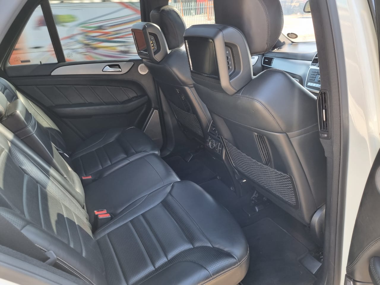 
								2013 Mercedes-Benz ML63 AMG V8 – High-Performance Luxury SUV full									