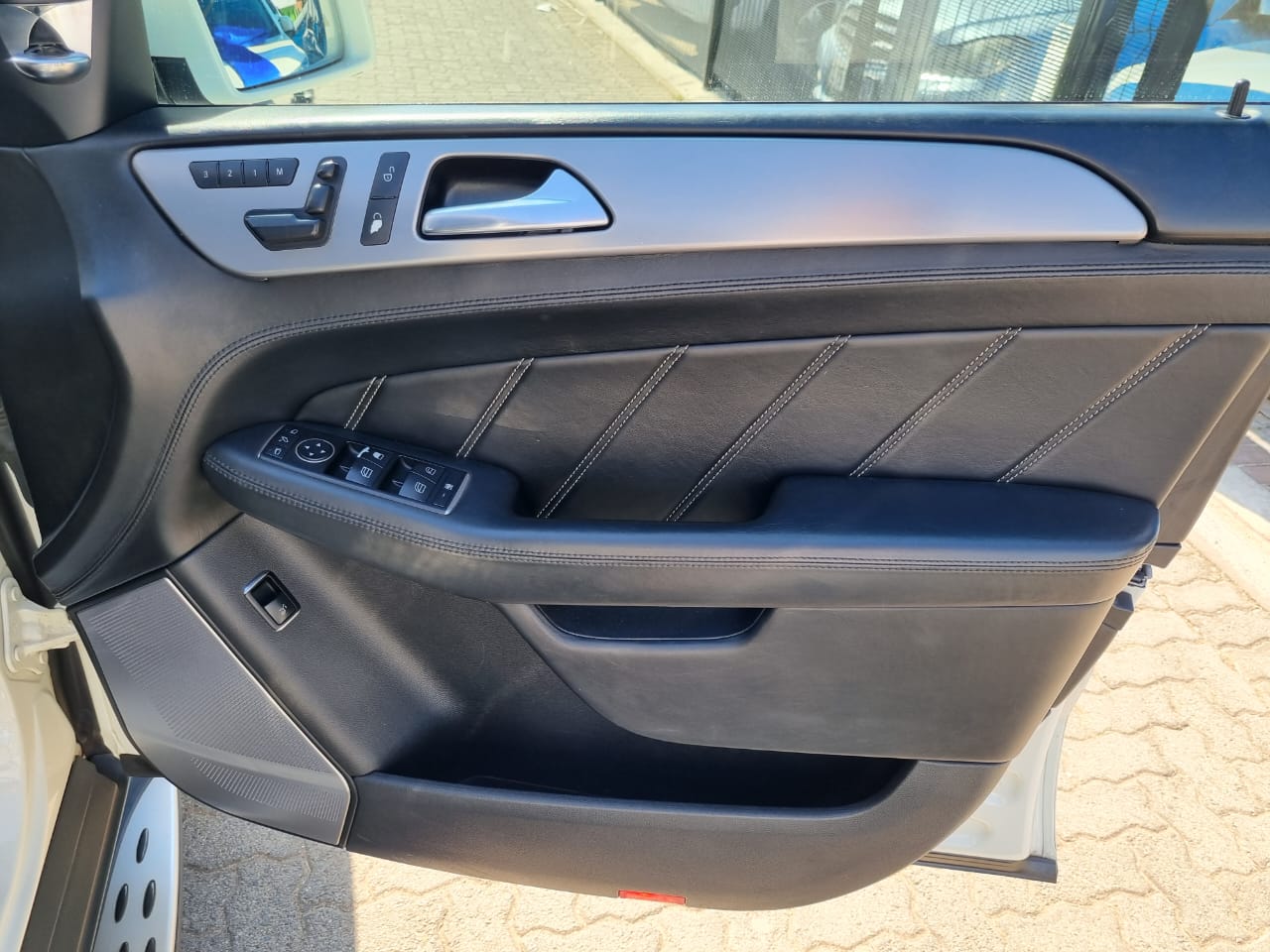 
								2013 Mercedes-Benz ML63 AMG V8 – High-Performance Luxury SUV full									