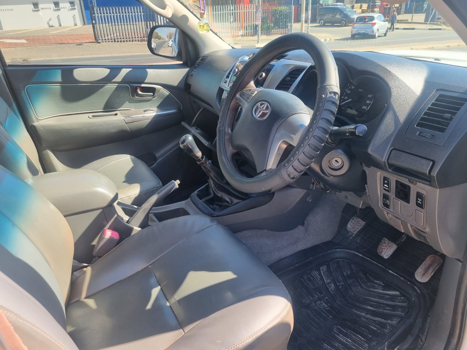 
								2014 Toyota Hilux 2.5 D-4D 4×4 Double Cab – Manual full									