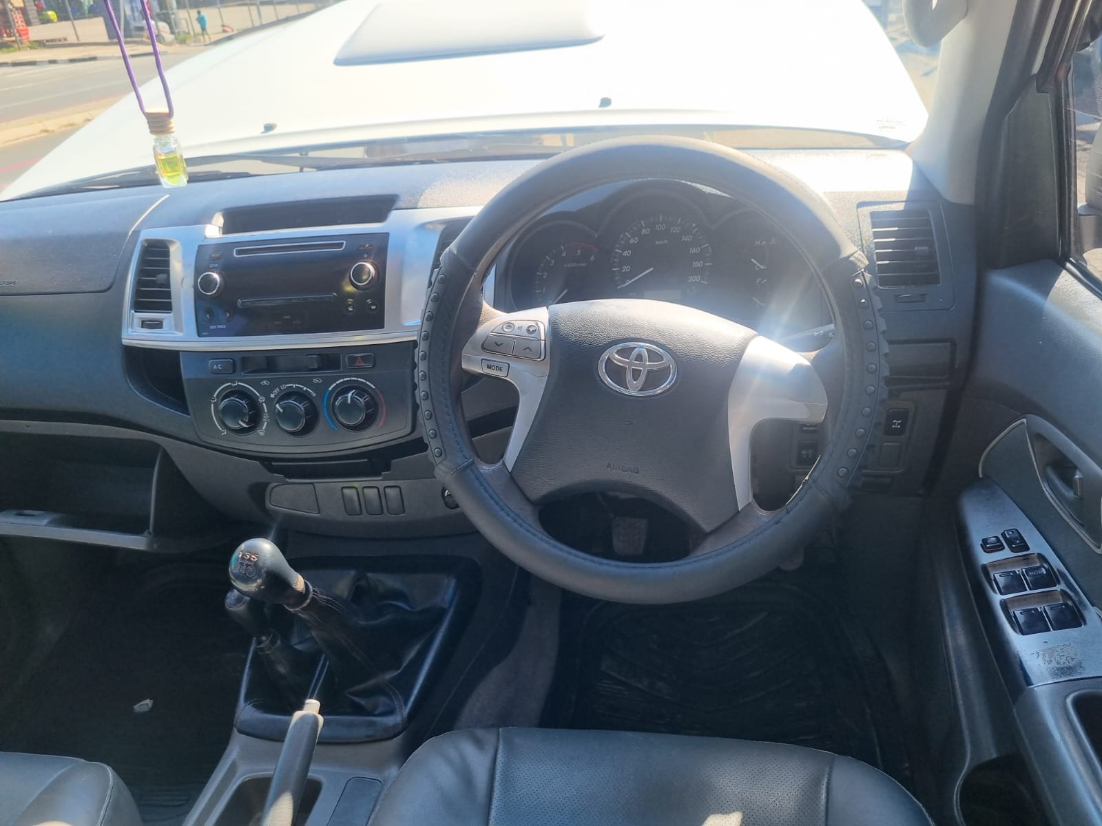 
								2014 Toyota Hilux 2.5 D-4D 4×4 Double Cab – Manual full									