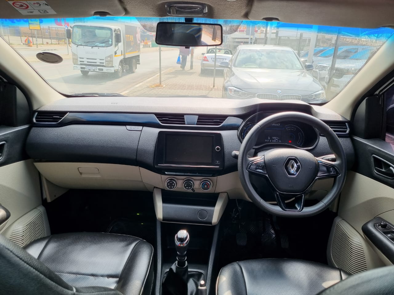 
								2022 Renault Triber 1.0 Manual – Leather Interior | full									