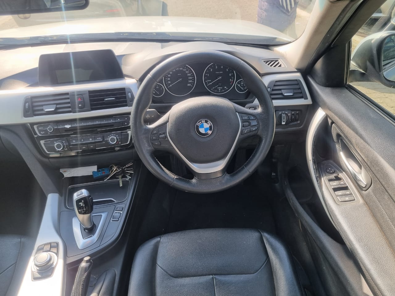 
								2017 BMW 318i Auto | 118,000km | Petrol | full									
