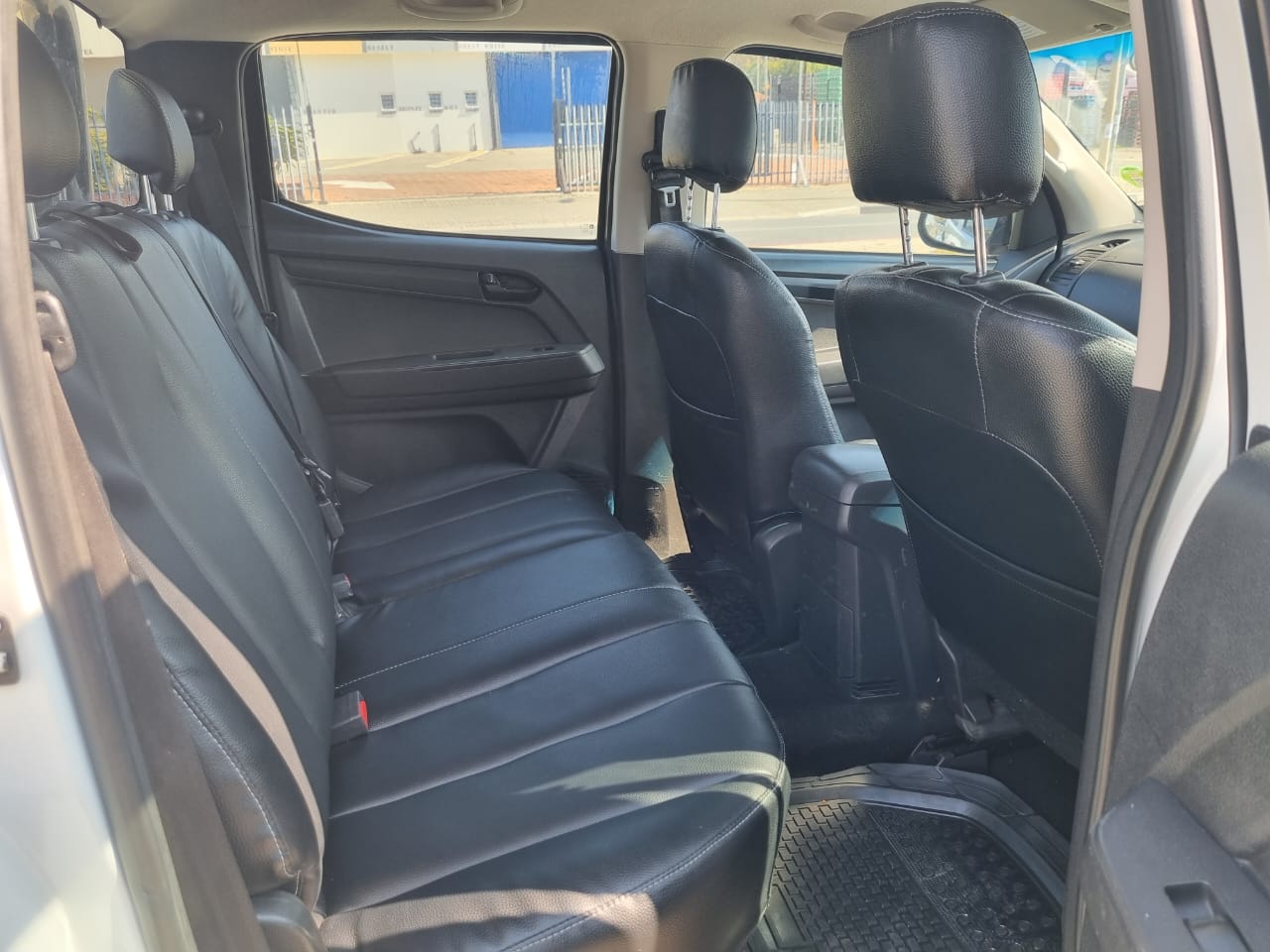 
								2017 Isuzu KB250 D-TEQ 4×2 Manual | 96,000km | full									