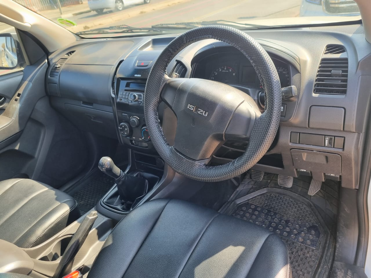 
								2017 Isuzu KB250 D-TEQ 4×2 Manual | 96,000km | full									