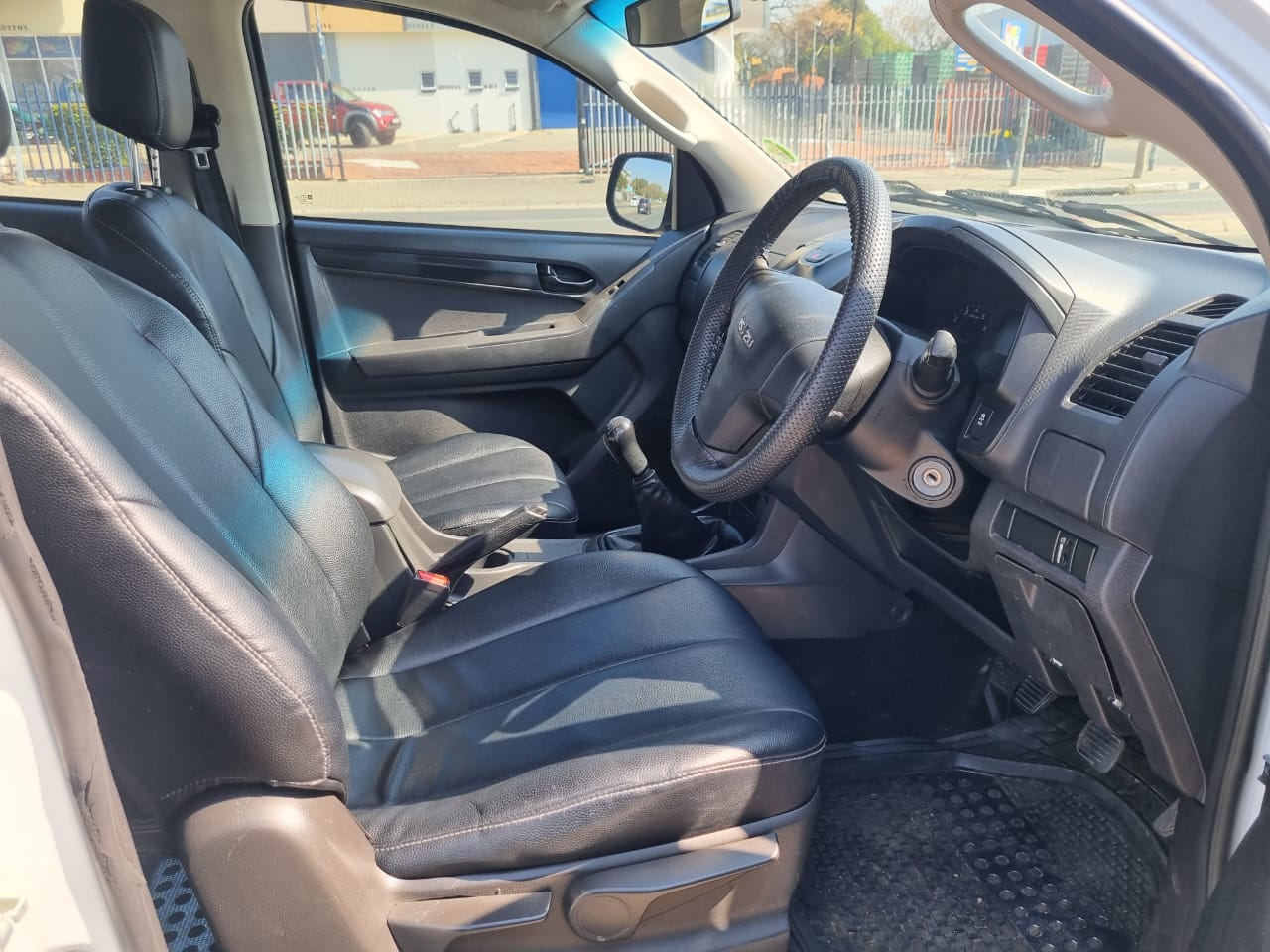 
								2017 Isuzu KB250 D-TEQ 4×2 Manual | 96,000km | full									