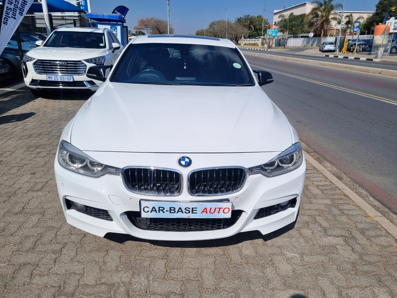 
								2015 BMW 320i M Sport | Automatic | full									
