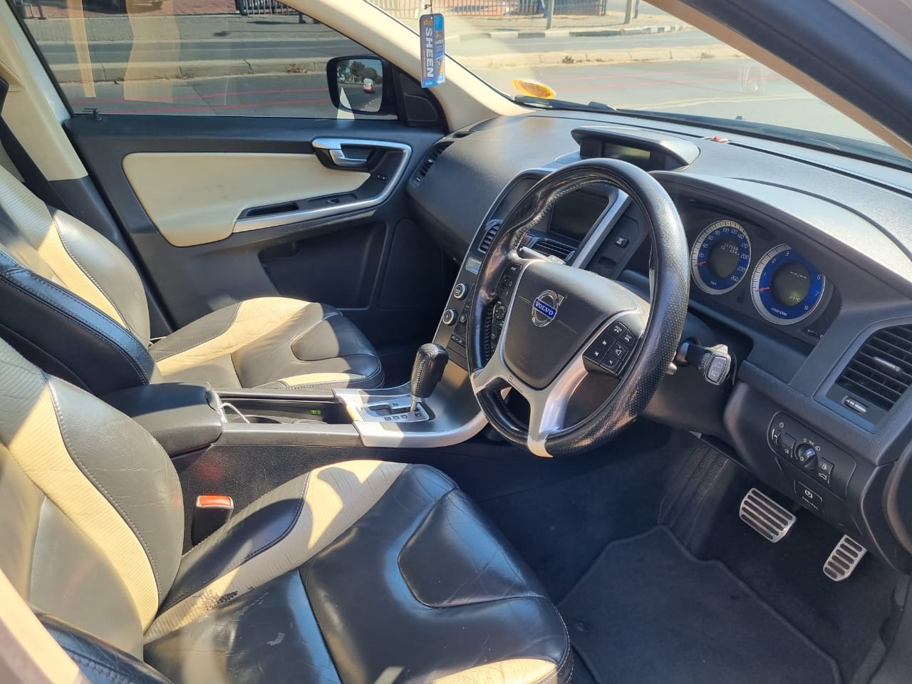 
								2010 Volvo XC60 3.0T AWD Automatic – Petrol | full									