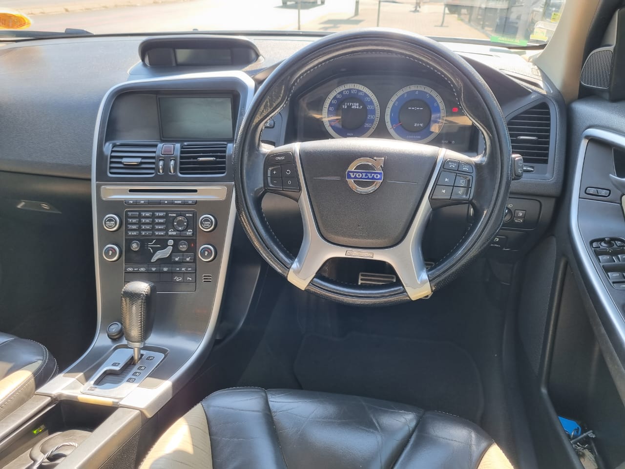 
								2010 Volvo XC60 3.0T AWD Automatic – Petrol | full									