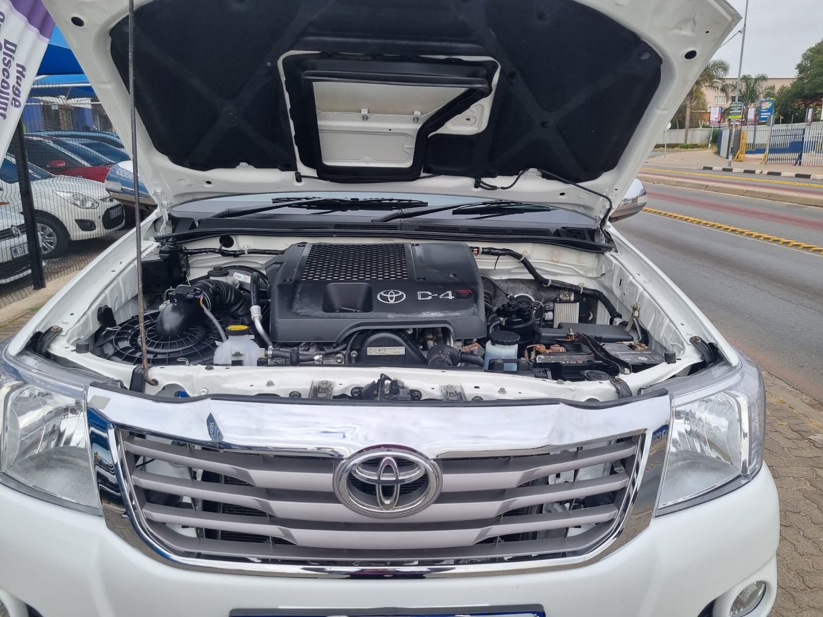 
								2012 Toyota Hilux 3.0 D-4D Extra Cab Manual – R225 000 full									