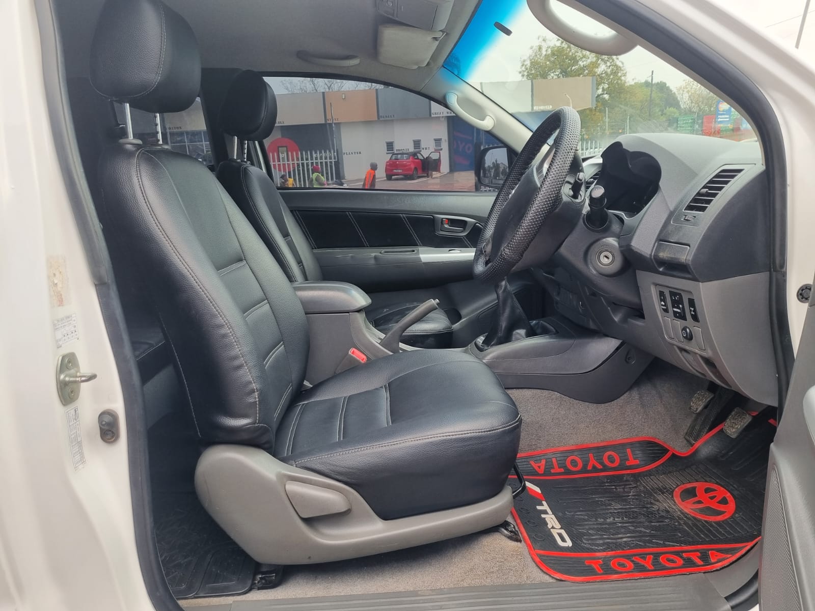 
								2012 Toyota Hilux 3.0 D-4D Extra Cab Manual – R225 000 full									