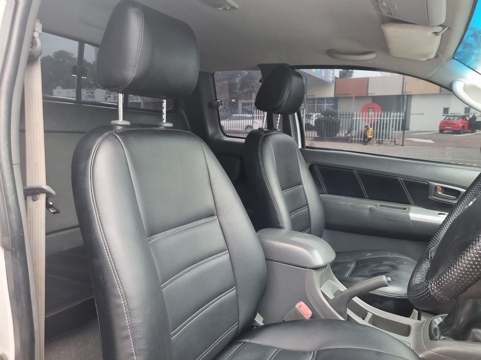
								2012 Toyota Hilux 3.0 D-4D Extra Cab Manual – R225 000 full									