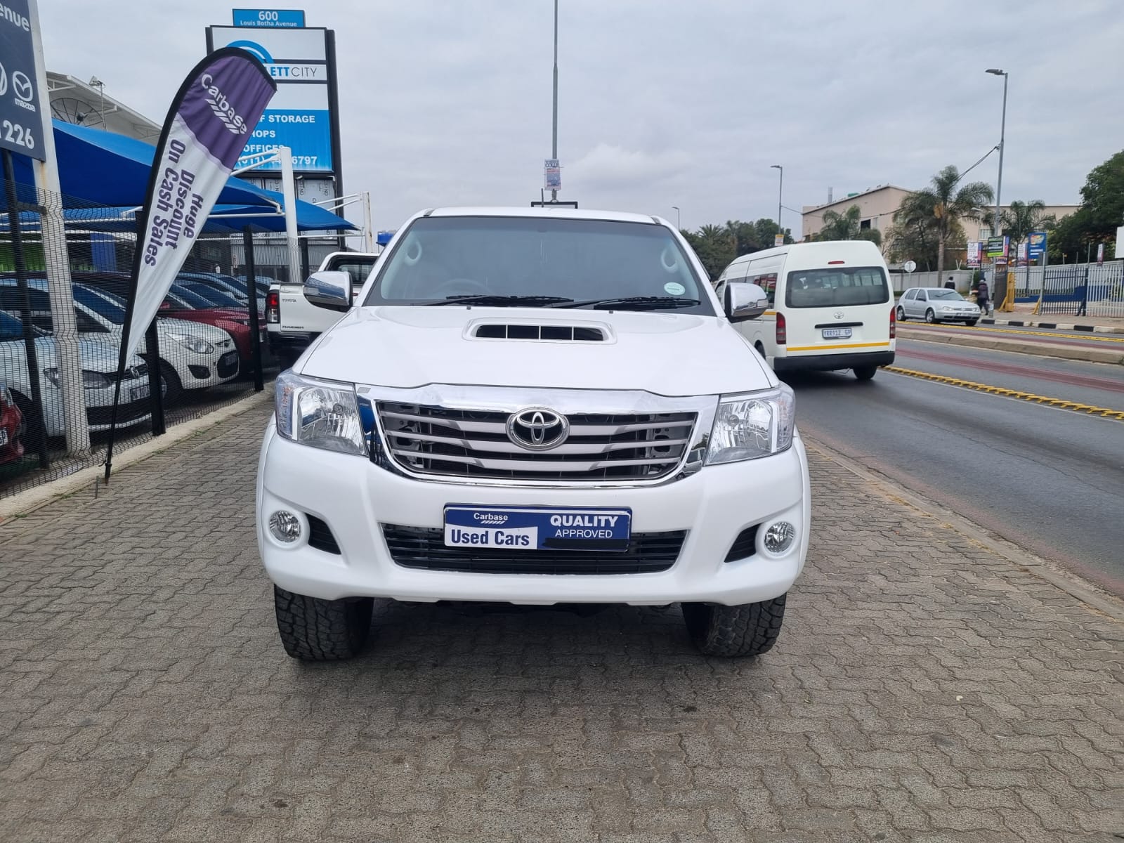 
								2012 Toyota Hilux 3.0 D-4D Extra Cab Manual – R225 000 full									